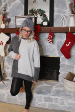 Load image into Gallery viewer, COLOR BLOCKED PULLOVER